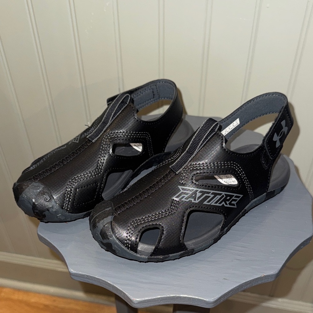 Under Armour Black Slip-On‎ Fat Tire Sandals size 1Y. NWT - Picture 2 of 4
